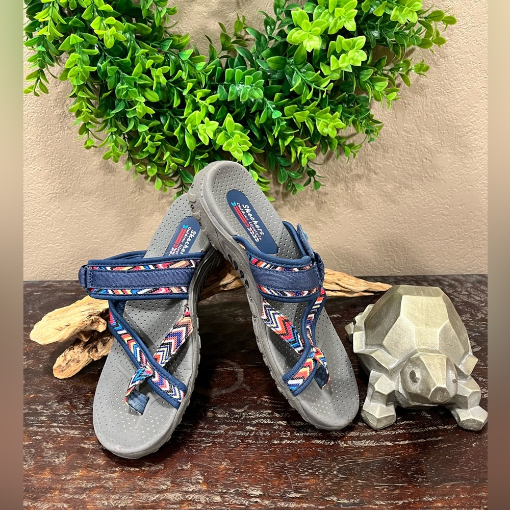 SKECHERS MULTICOLORED REGGAE ZIG-SWAY STRAP SANDALS